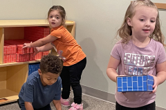 kids-playing-with-blocks